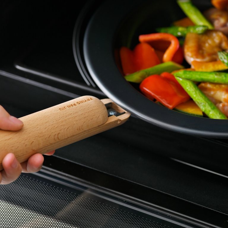 Jiu Iron Frying Pan with Removable Wood Handle