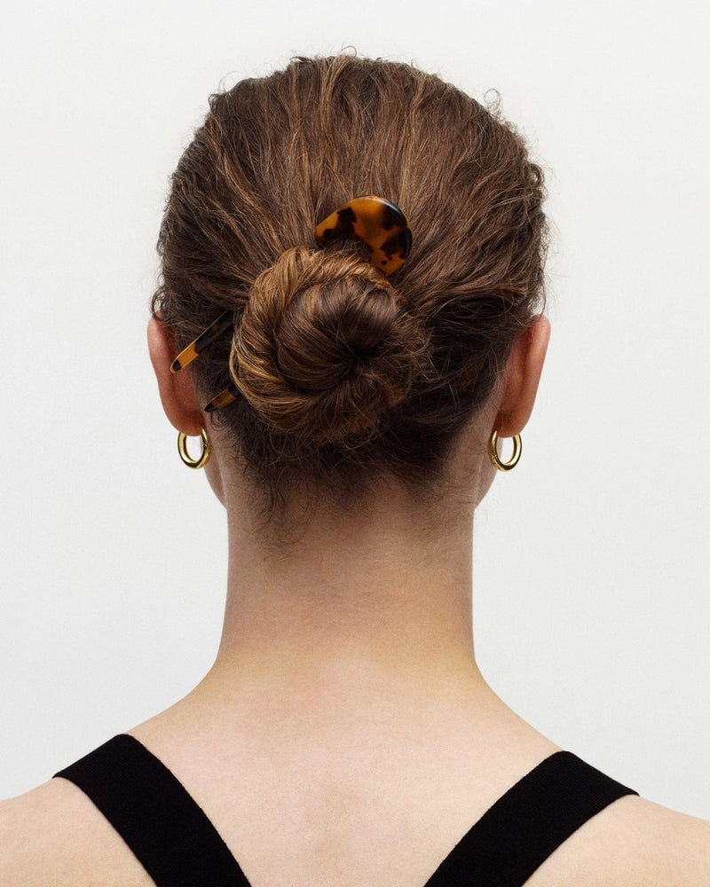 A classic French hair pin, hand-sculpted in fine Italian acetate. Recommended for all hair textures.

