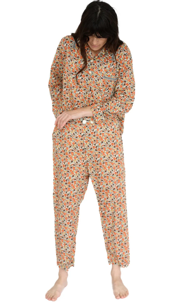 Woman wearing a floral pajama set on a white background

Domi Midi organic cotton floral vintage pants pjs pajamas sleepwear loungewear shop boston sowa boutique store gift