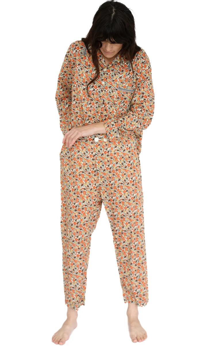 Woman wearing a floral pajama set on a white background

Domi Midi organic cotton floral vintage pants pjs pajamas sleepwear loungewear shop boston sowa boutique store gift