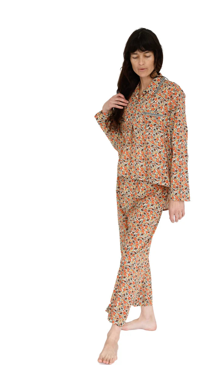 Woman wearing a floral pajama set on a white background

Domi Midi organic cotton floral vintage pants pjs pajamas sleepwear loungewear shop boston sowa boutique store gift