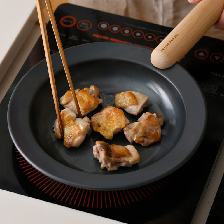 Jiu Iron Frying Pan with Removable Wood Handle