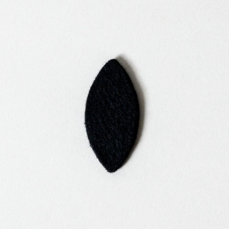 Black leaf-shaped felt mat on a white background

HA KO Paper Incense felt burner mat incense holder home decor fragrance scents Made in Japan Shop Boston Sowa boutique store