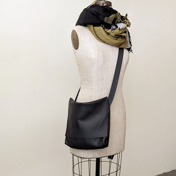 Stitch and Tickle medium bolsa messenger bag shop boston handmade leather bags boutique studio sowa
