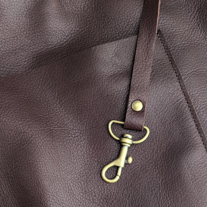 Close-up of a brown leather bag with a front pocket and brass key strap

Stitch and Tickle everyday carryall leather tote shoulder laptop crossbody work bag handmade boston gift shop sowa independent boutique
