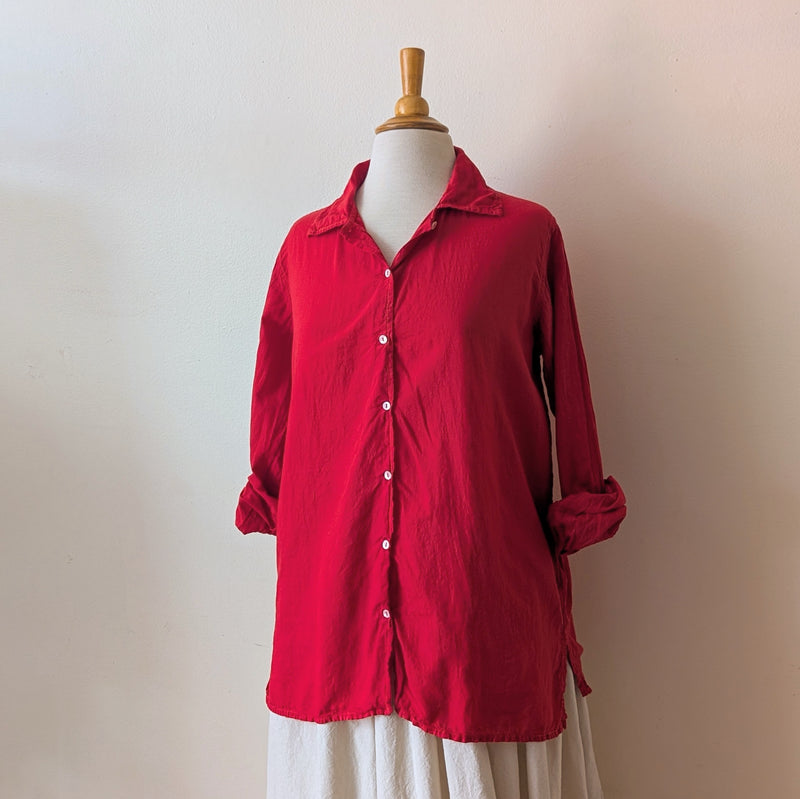 Red shirt on a mannequin against a plain background

Auntie Oti button down khadi cotton lightweight shirt sowa boston small business gift shop boutique