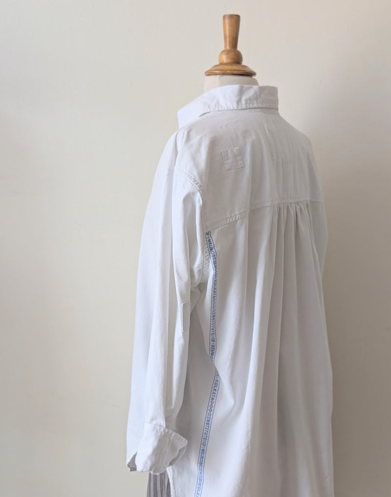 White blouse on a mannequin against a plain background

Auntie Oti button down cotton oversized upcycled shirt sowa boston small business gift shop boutique