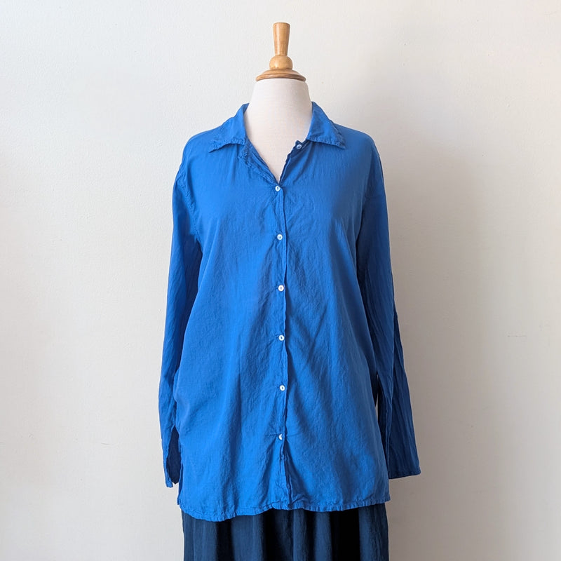Blue shirt on a mannequin against a plain background

Auntie Oti button down khaki lightweight cotton shirt sowa boston small business gift shop boutique