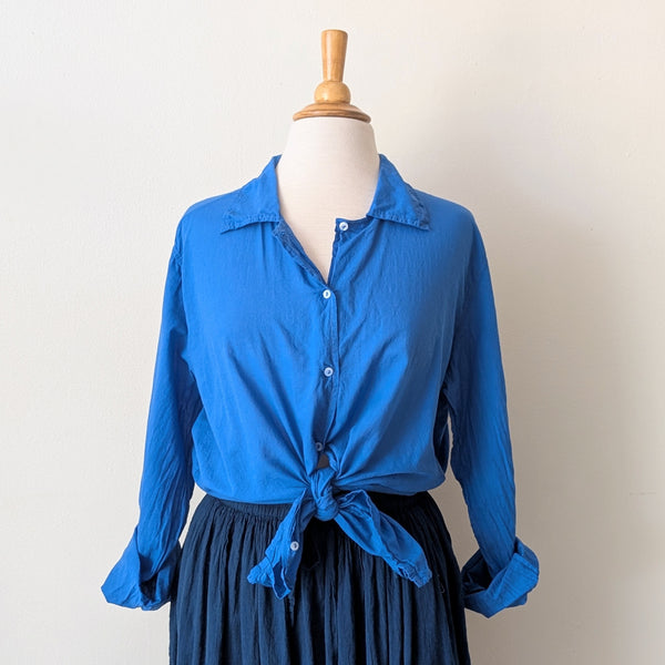 Blue shirt with a tie waist on a mannequin against a plain background

Auntie Oti button down khaki lightweight cotton shirt sowa boston small business gift shop boutique