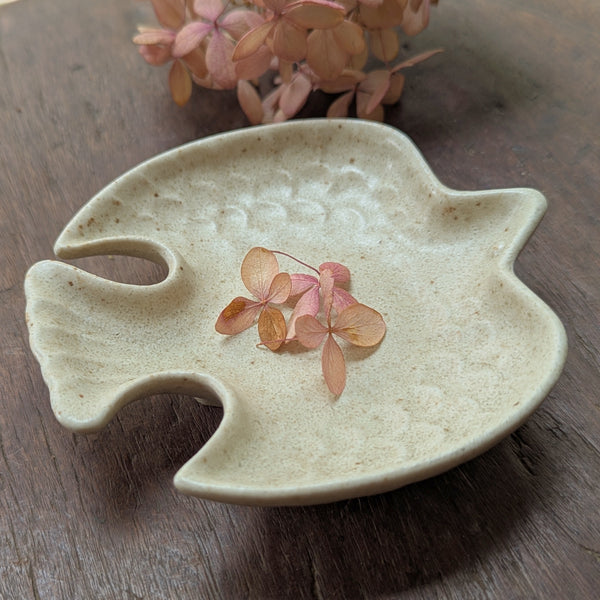 Ceramic bird-shaped dish with dried pink leaves on a wooden surface

Miya small woodland bird sauce dish saucer plate mini catchall dish kitchen Japan boston market small business gift shop sowa 