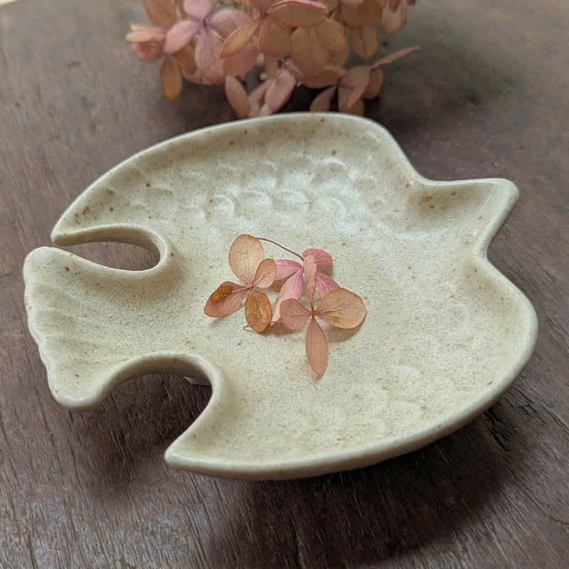 Ceramic bird-shaped dish with dried pink leaves on a wooden surface

Miya small woodland bird sauce dish saucer plate mini catchall dish kitchen Japan boston market small business gift shop sowa 