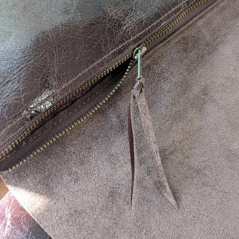 Close-up of Stitch & Tickle Passito leather bag in Espresso zipper