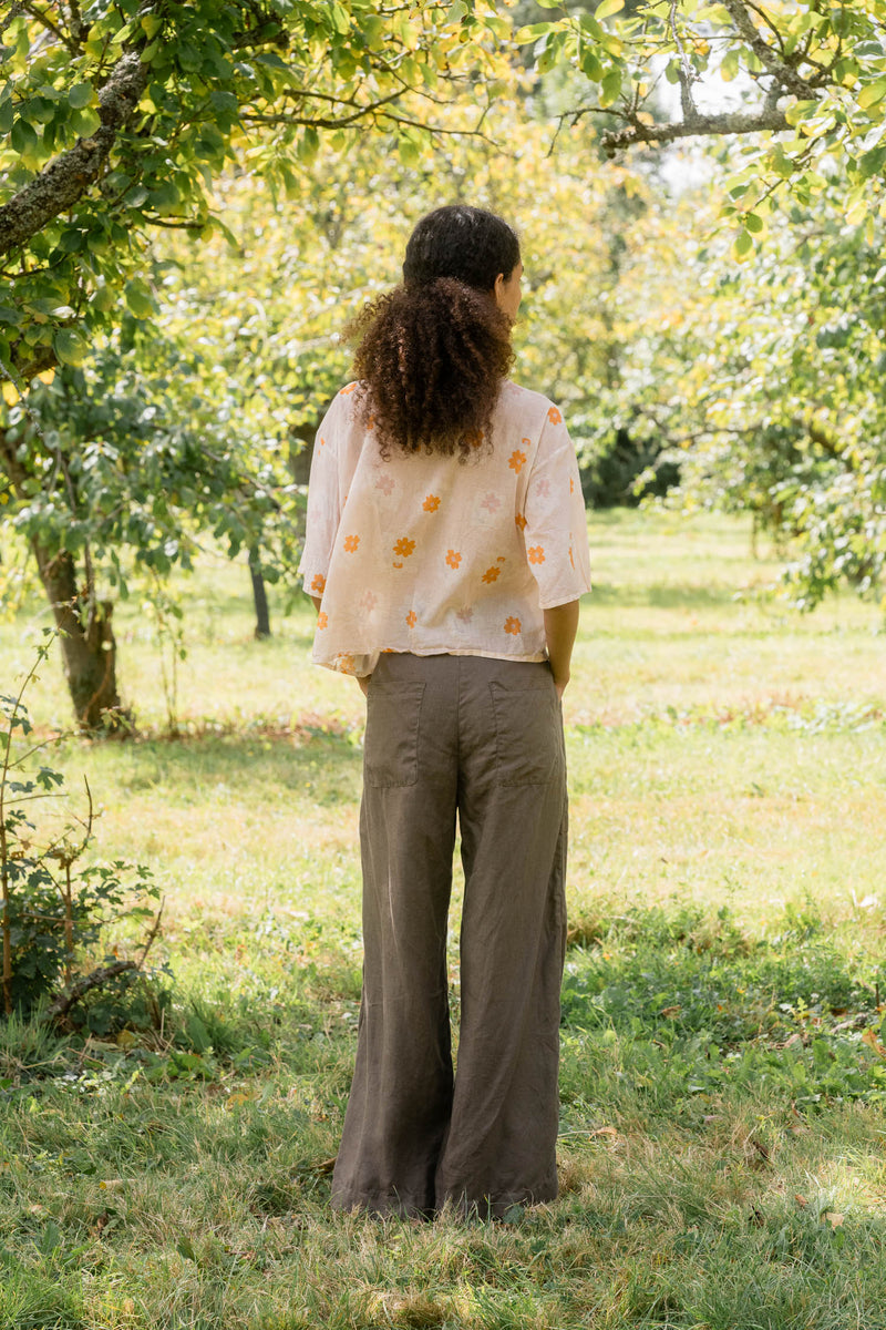 Sula clothing linen twill wide leg flare trouser pants mid rise button fly Small batch fashion apparel designer Boston boutique gift shop small business sowa 