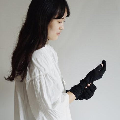 Linen open finger arm covers. Linen protects you from the sun and keeps you cool.  Made in Japan.