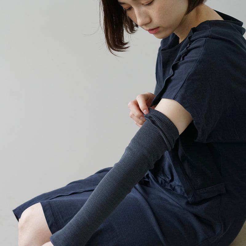 Silk arm warmers by Hakne, Japan. Who doesn't like a pair of arm warmers when the days start to get colder but you can't quite let go of wearing short sleeves yet. These elegant pairs are made of silk and measure 18" long. Wear them pulled up or scrunched up by your wrists. They also make great leg warmers! Made in Japan.
