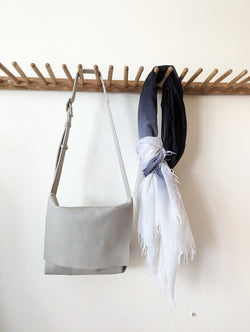 The Medium Bolsa - V. 2022 - Light Grey - Zipper Closure