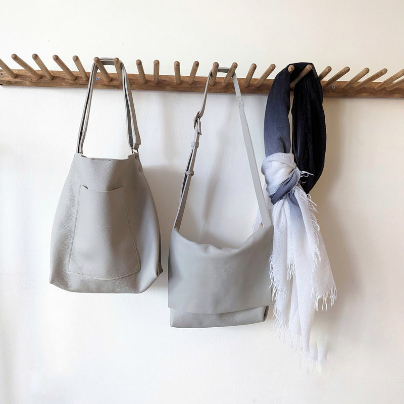 The Medium Bolsa - V. 2022 - Light Grey - Zipper Closure